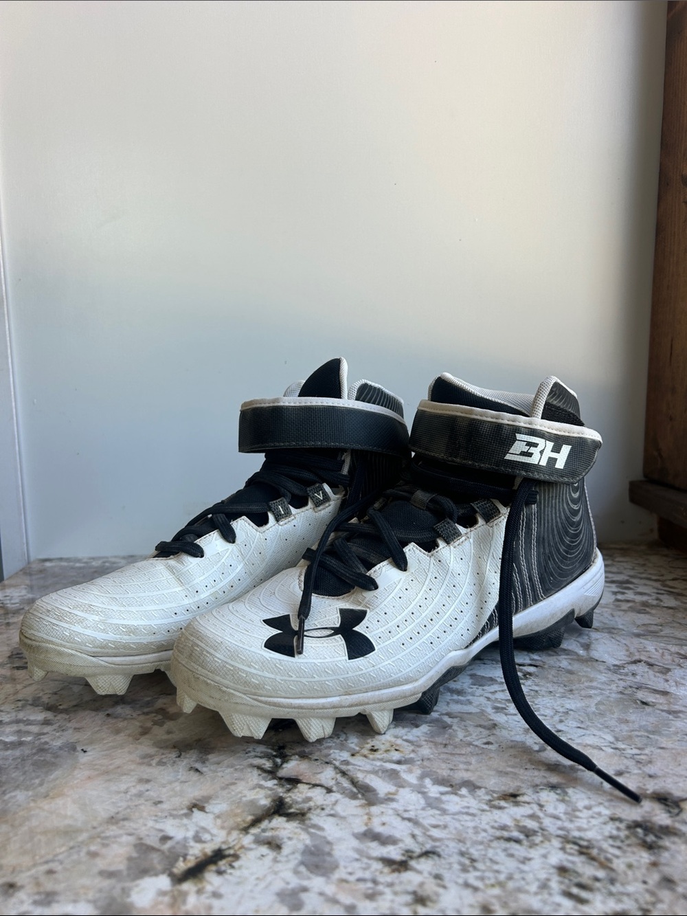 Under Armour Men’s White & Black Baseball Cleats size 8